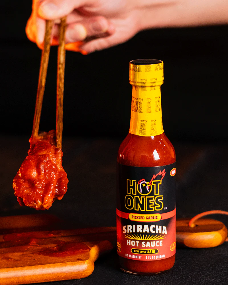 hot-ones-sriracha-pickled-garlic-sauce-piquante-ail-marin-148-ml image 5
