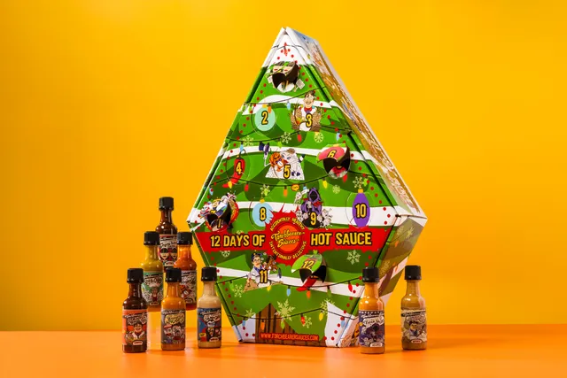 torchbearer-boxed-sets-calendrier-avent-12-mini-sauces-piquantes-sapin image 1
