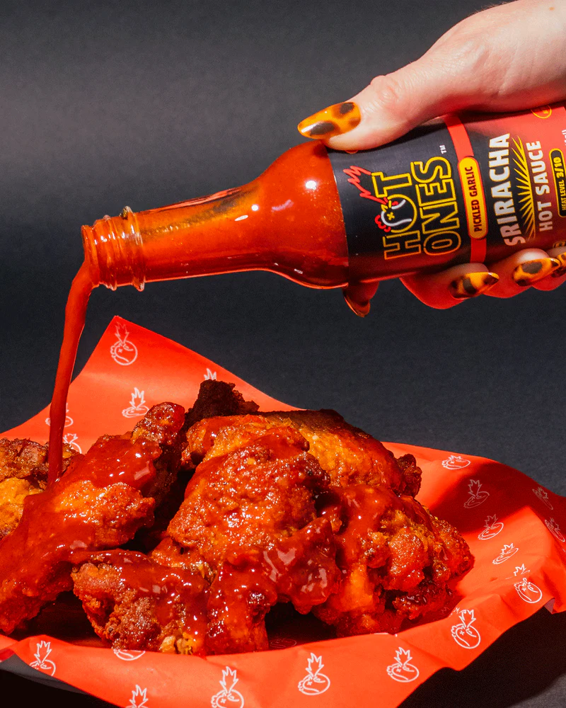 hot-ones-sriracha-pickled-garlic-sauce-piquante-ail-marin-148-ml image 4