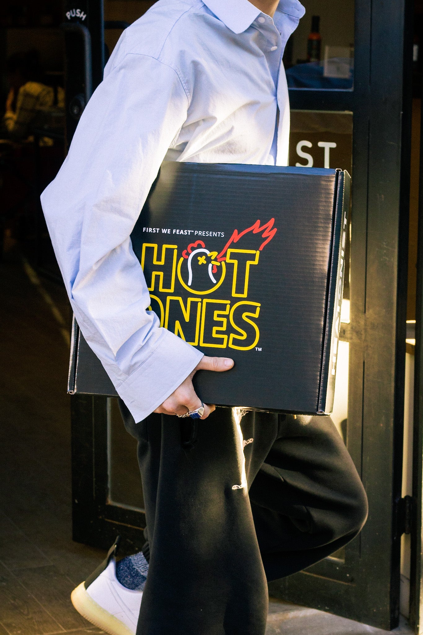 heatonist-hot-ones-year-coffret-abonnement-10-sauces-piquantes-ann-e image 3