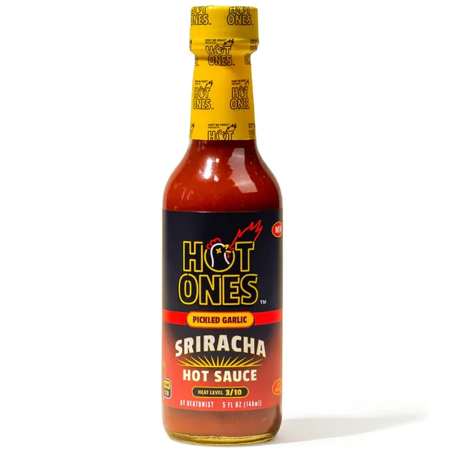 hot-ones-sriracha-pickled-garlic-sauce-piquante-ail-marin-148-ml image 1