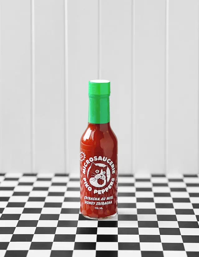 piko-peppers-sriracha-sauce-piquante-au-miel-jalape-o image 1
